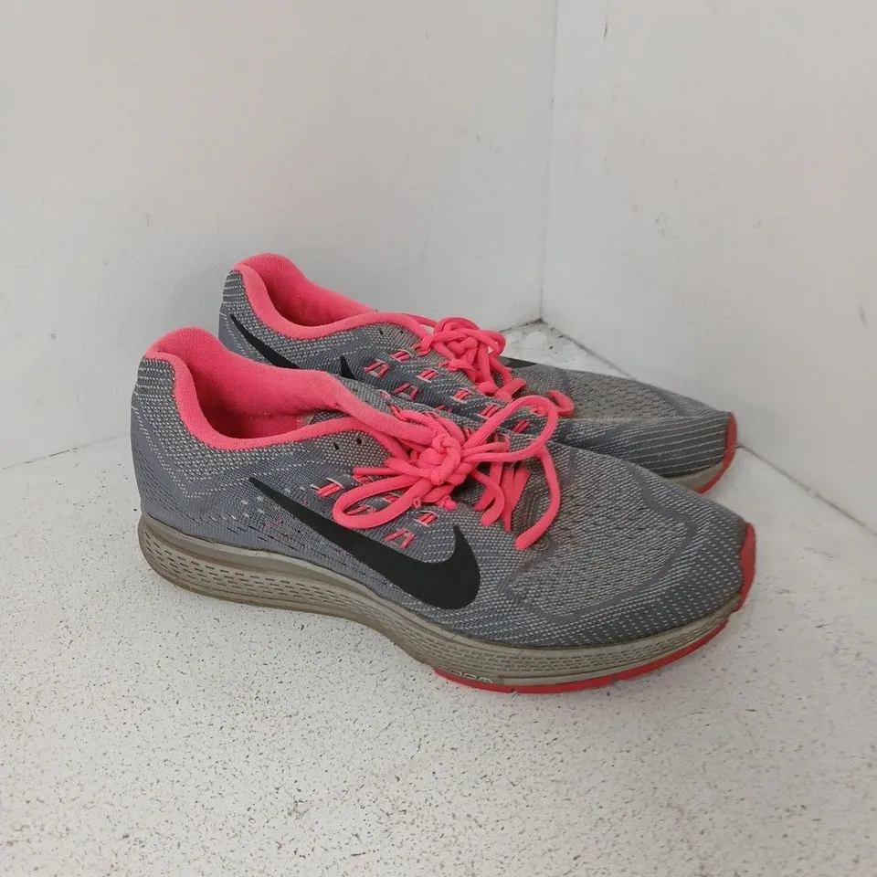 NIKE RUNNING SHOES – GREY WITH PINK ACCENTS (WOMEN'S) (UK 7)