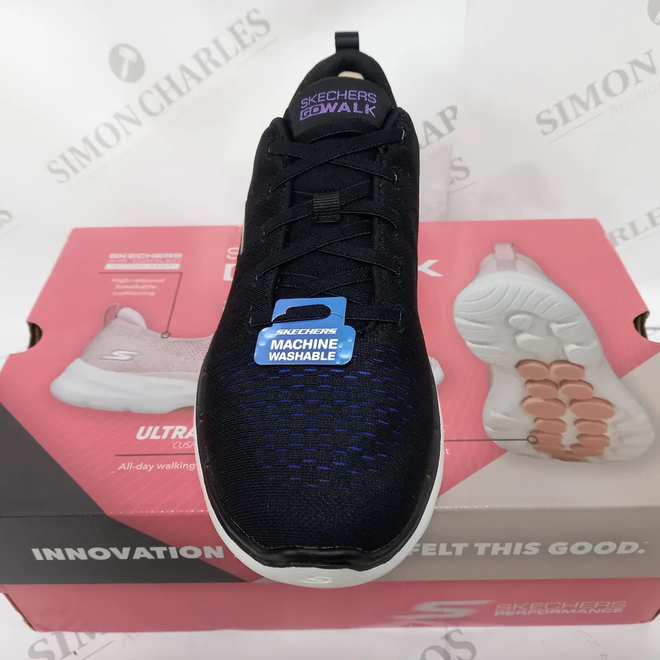 BOXED PAIR OF SKECHERS GO WALK AIR COOLED TRAINERS IN BLACK/MULTI SIZE 6