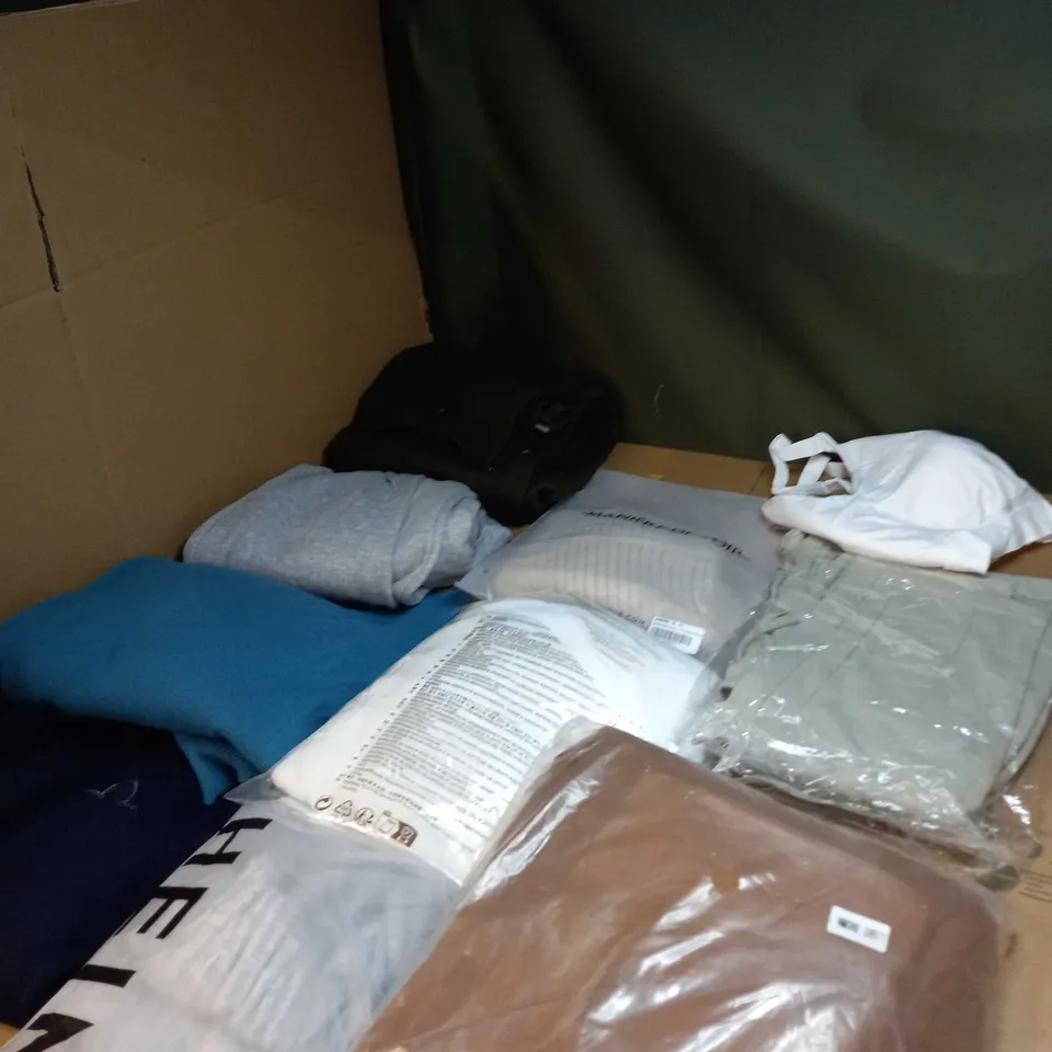 LOT OF APPROX 20 ASSORTED CLOTHING ITEMS TO INCLUDE JUMPERS, SOCKS AND T-SHIRTS
