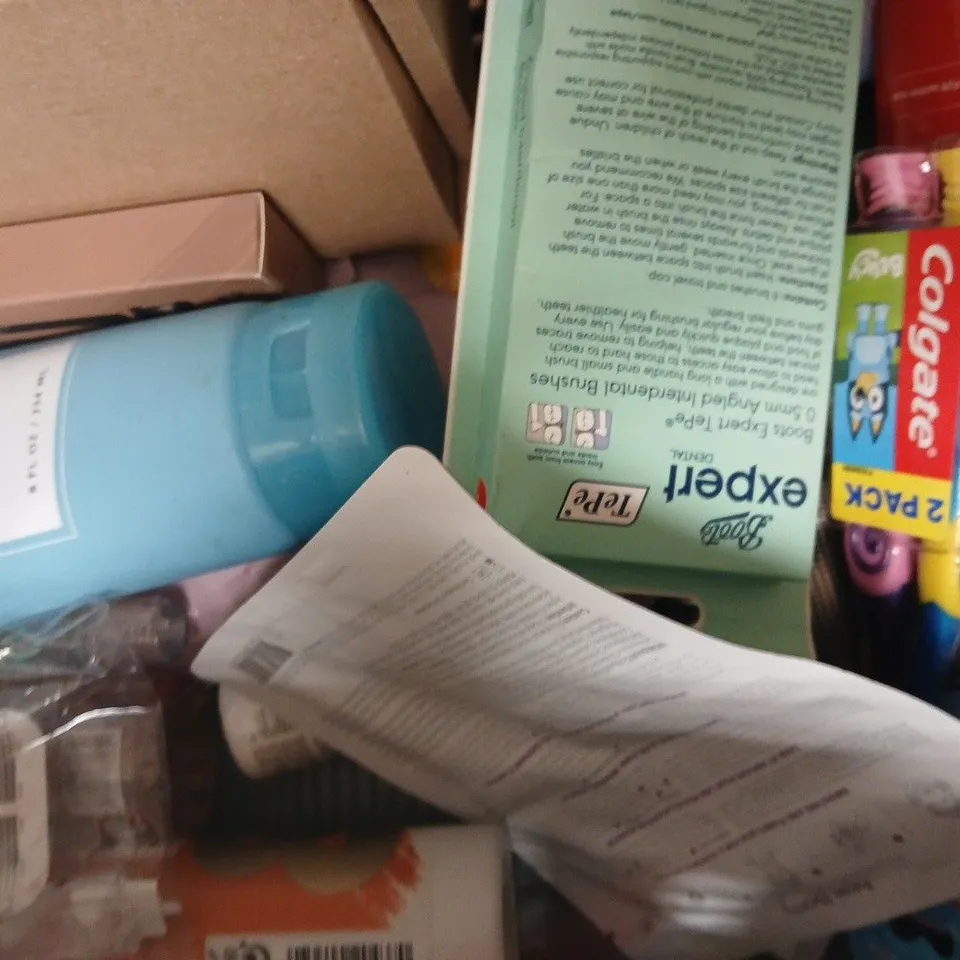 APPROX 12 ASSORTED BEAUTY PRODUCTS TO INCLUDE FUDGE CONDITIONER, CHILDS FARM MOISTURISER, MBM BLURSH, ETC
