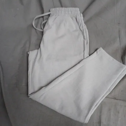 ARNE CASUAL JOGGER IN STONE – UK SIZE M (SHORT)