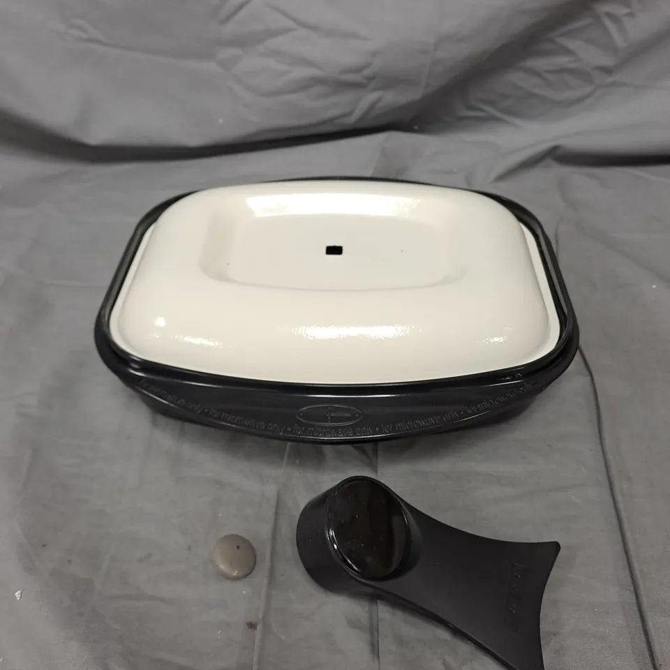 COOKING DISH FOR MICROWAVE OVENS 