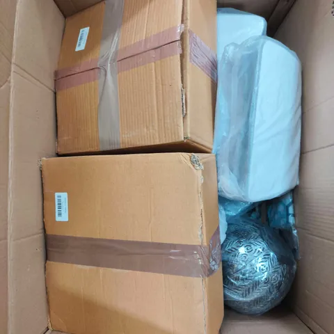 APPROXIMATELY 10 ASSORTED HOUSEHOLD PRODUCTS TO INCLUDE SOLAR LIGHTS, STORAGE BAGS ETC 