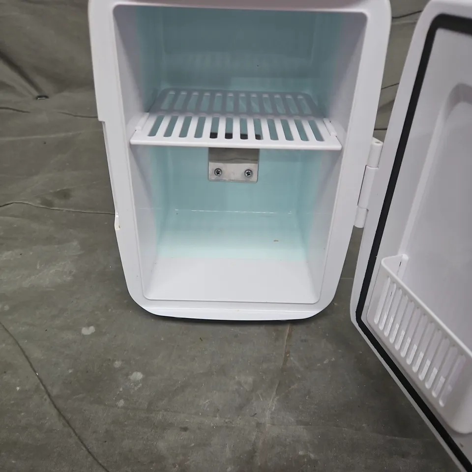 RUSSELL HOBBS COMPACT MINI FRIDGE – WHITE