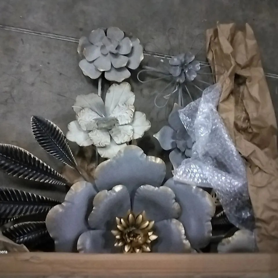 BOXED FLORAL METAL WALL DECOR