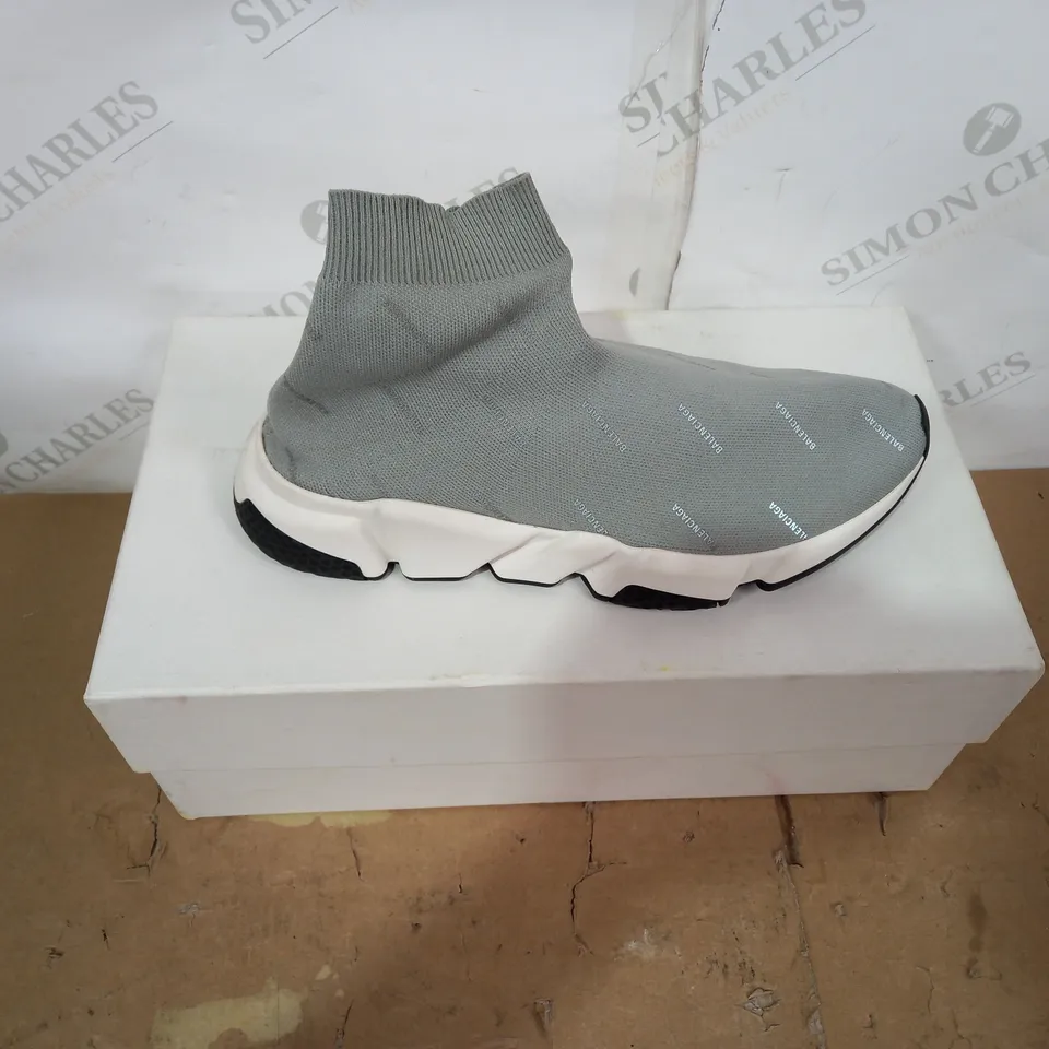 BOXED PAIR OF DESIGNER GREY/WHITE TRAINERS SIZE 6