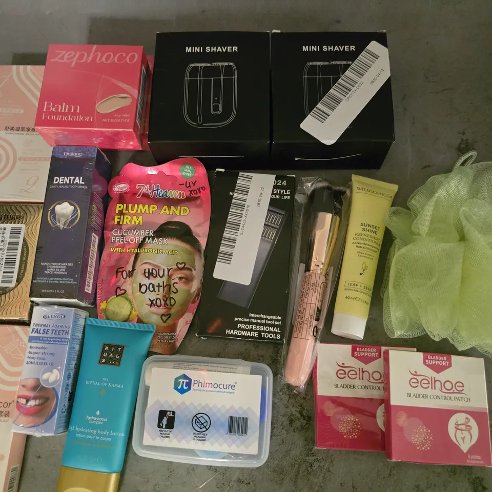 LOT OF APPROXIMATELY 20 ASSORTED HEALTH AND BEAUTY ITEMS TO INCLUDE MINI SHAVER, BLADDER CONTROL PATCHES AND FALSE TEETH CLEANER