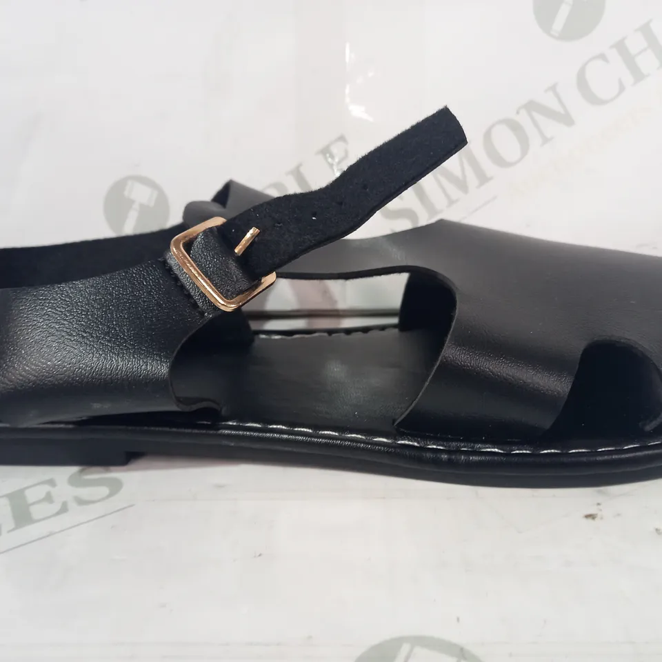 PAIR OF DESIGNER OPEN TOE FLAT SANDALS IN BLACK EU SIZE 38