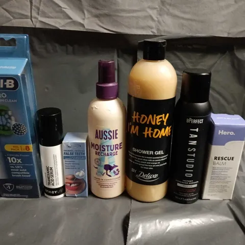 APPROXIMATELY 15 ASSORTED HEALTH & BEAUTY PRODUCTS TO INCLUDE ORAL-B, AUSSIE AND TAN STUDIO