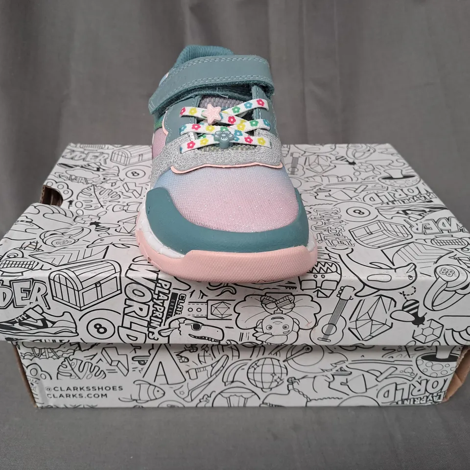 BOXED PAIR OF CLARKS PLAY PRINTS TIDAL STAR KIDS SHOES IN AQUA/MULTICOLOUR UK SIZE 11.5
