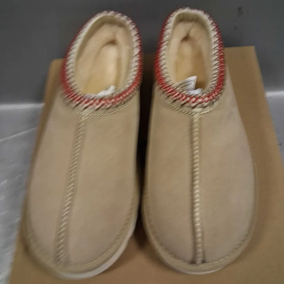 BOXED UGG KWAN W BAILEY BUTTON TZ29 SIZE 7