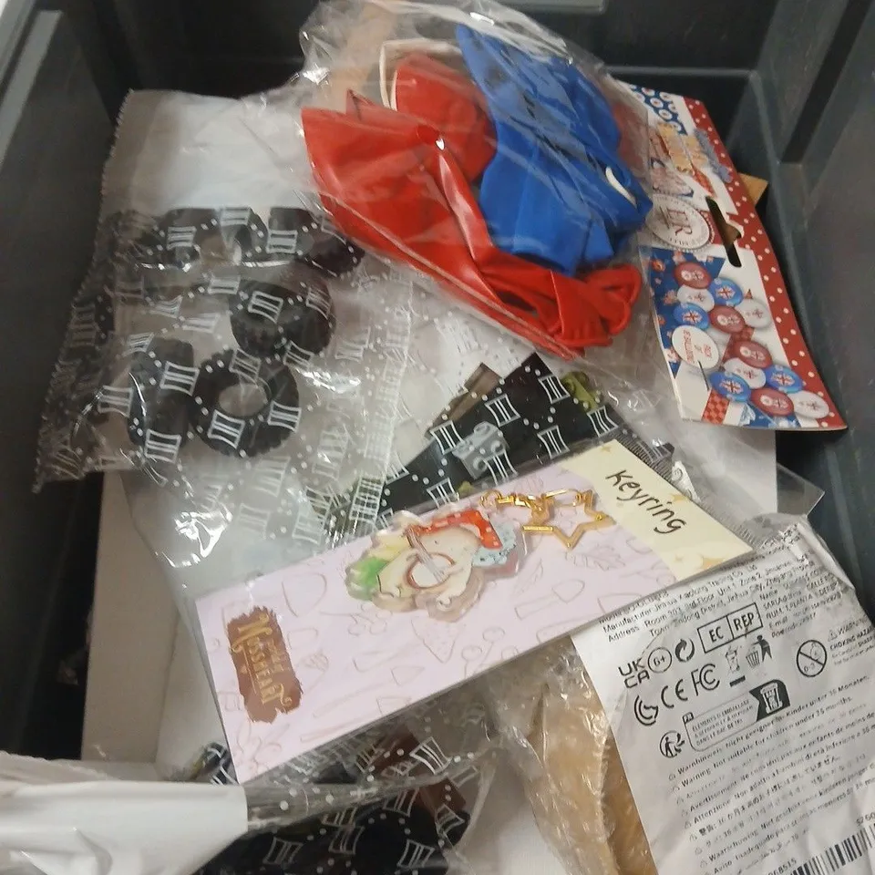 APPROXIMATELY 10 ASSORTED TOYS AND GAMES TO INCLUDE BANANAGRAMS, BABY TOY, BIRTHDAY DECOR ETC 