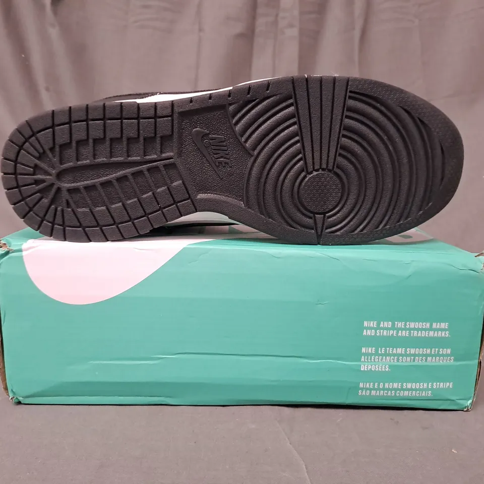 BOXED PAIR OF NIKE SB SHOES IN BLACK/WHITE UK SIZE 8