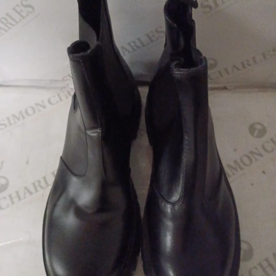 PAIR OF KOI GIVER OF FREEDOM MEN'S SQUARE TOE CHELSEA BOOTS SIZE 9