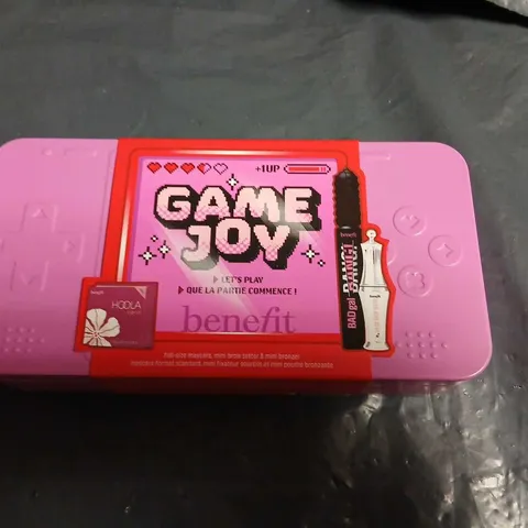 BENEFIT GAME JOY MAKE-UP GIFT SET (HOOLA BRONZER & BADGAL MASCARA)