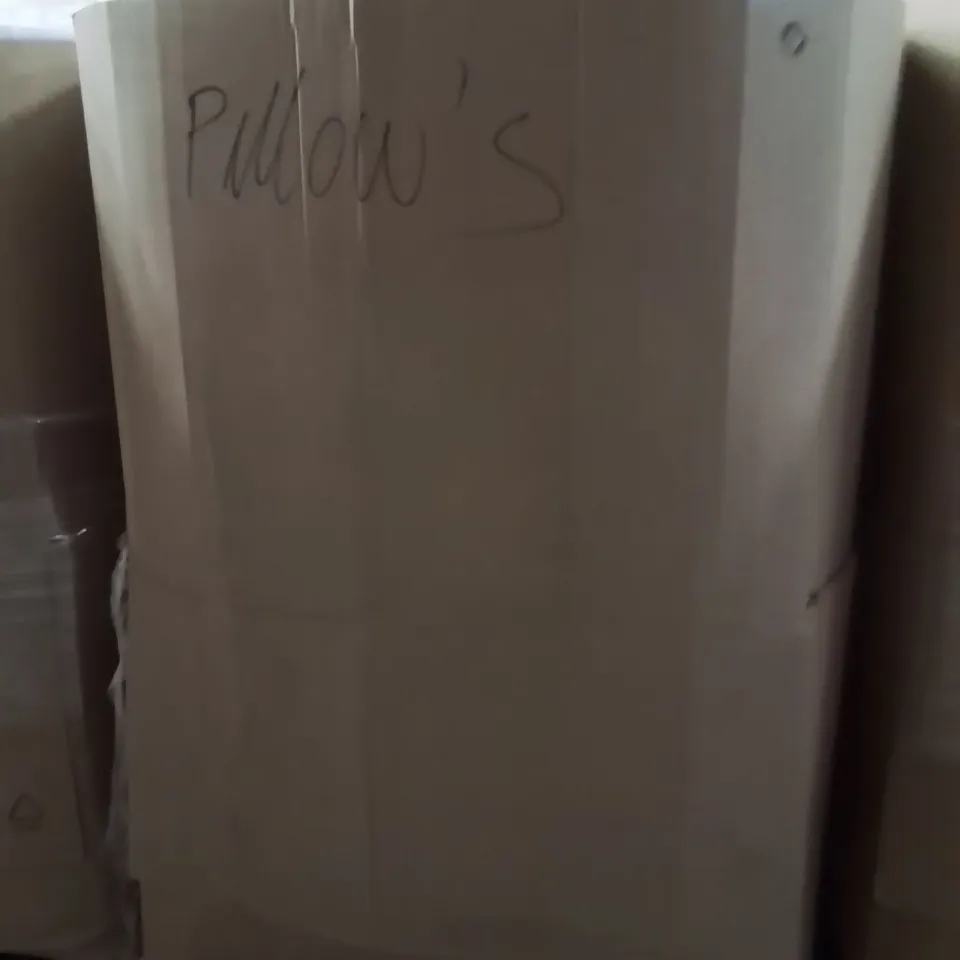 PALLET CONTAINING A LARGE QUANTITY OF PILLOWS