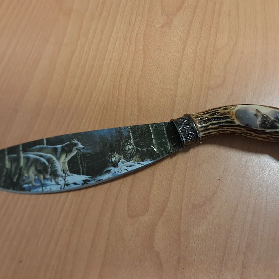 DECORATIVE WOLF THEMED 7" KNIFE