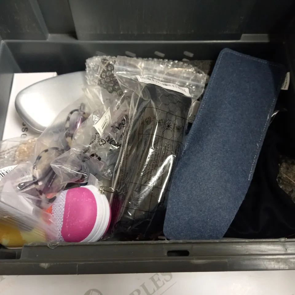 BOX OF APPROX 10 ASSORTED FASHION AND PRESCRIPTION GLASSES AND SUNGLASSES