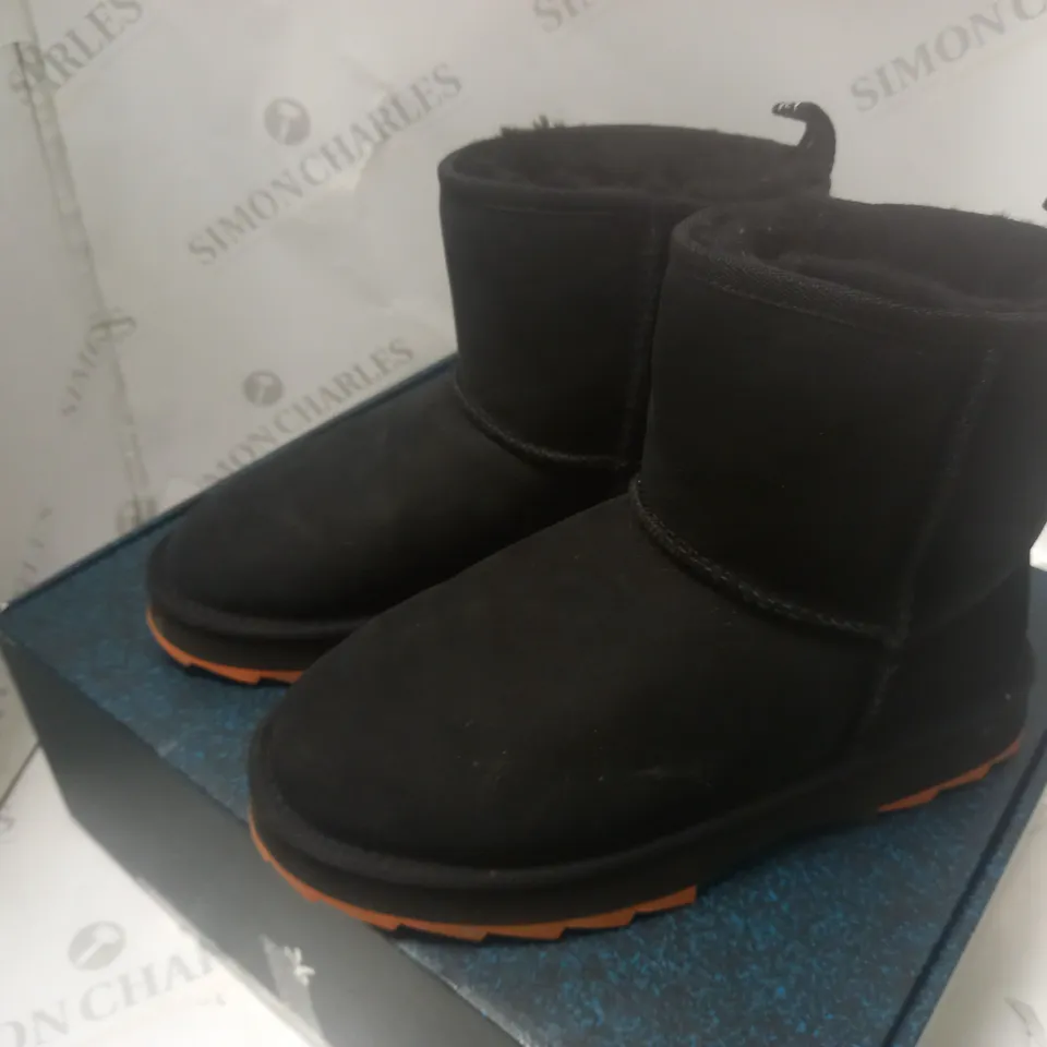 EMU AUSTRALIA BOXED MINI BOOT - SIZE 7