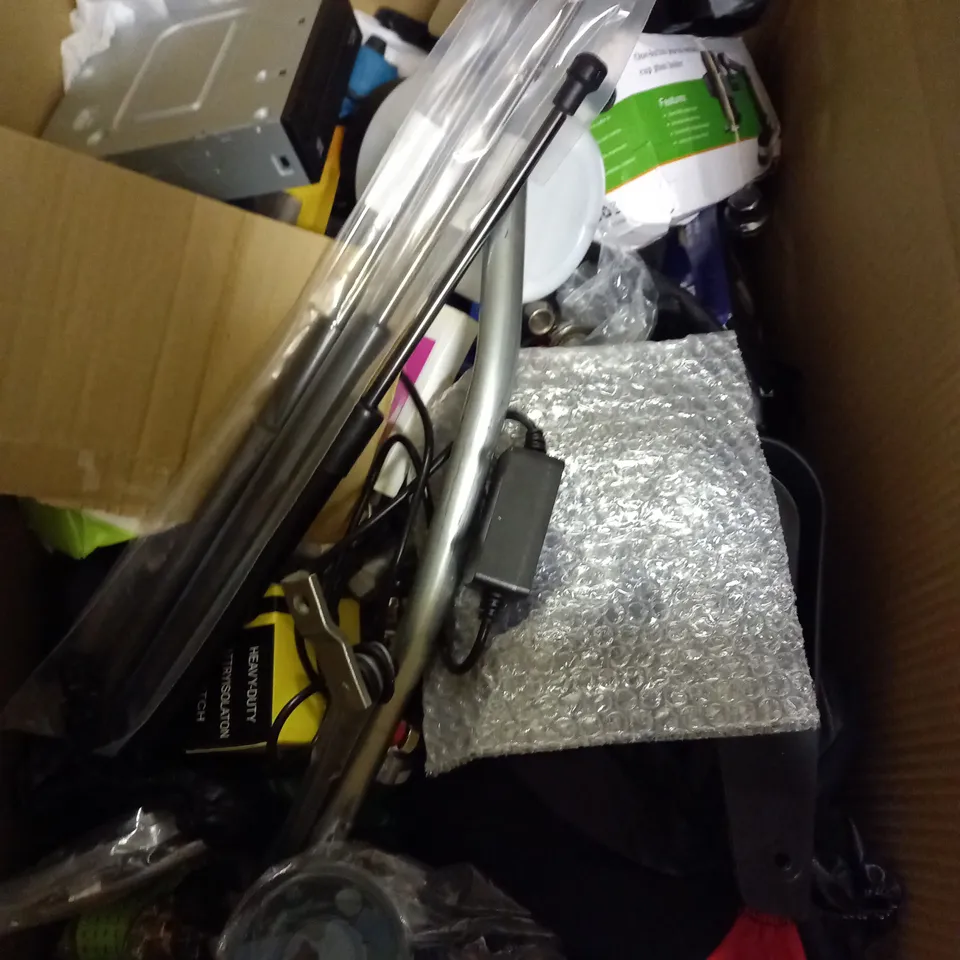 LARGE BOX OF ASSORTED CAR ITEMS TO INCLUDE - MOBILE PHONE HOLDER - FOAM SPRAY - TOOLS / COLLECTION ONLY