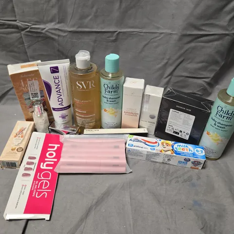 APPROXIMATELY 25 ASSORTED COSMETICS ITEMS TO INCLUDE HNB COSMETICS AIRBURSH FOUNDATION, FACIAL SERUM, CHILDS FARM SHAMPOO, ETC