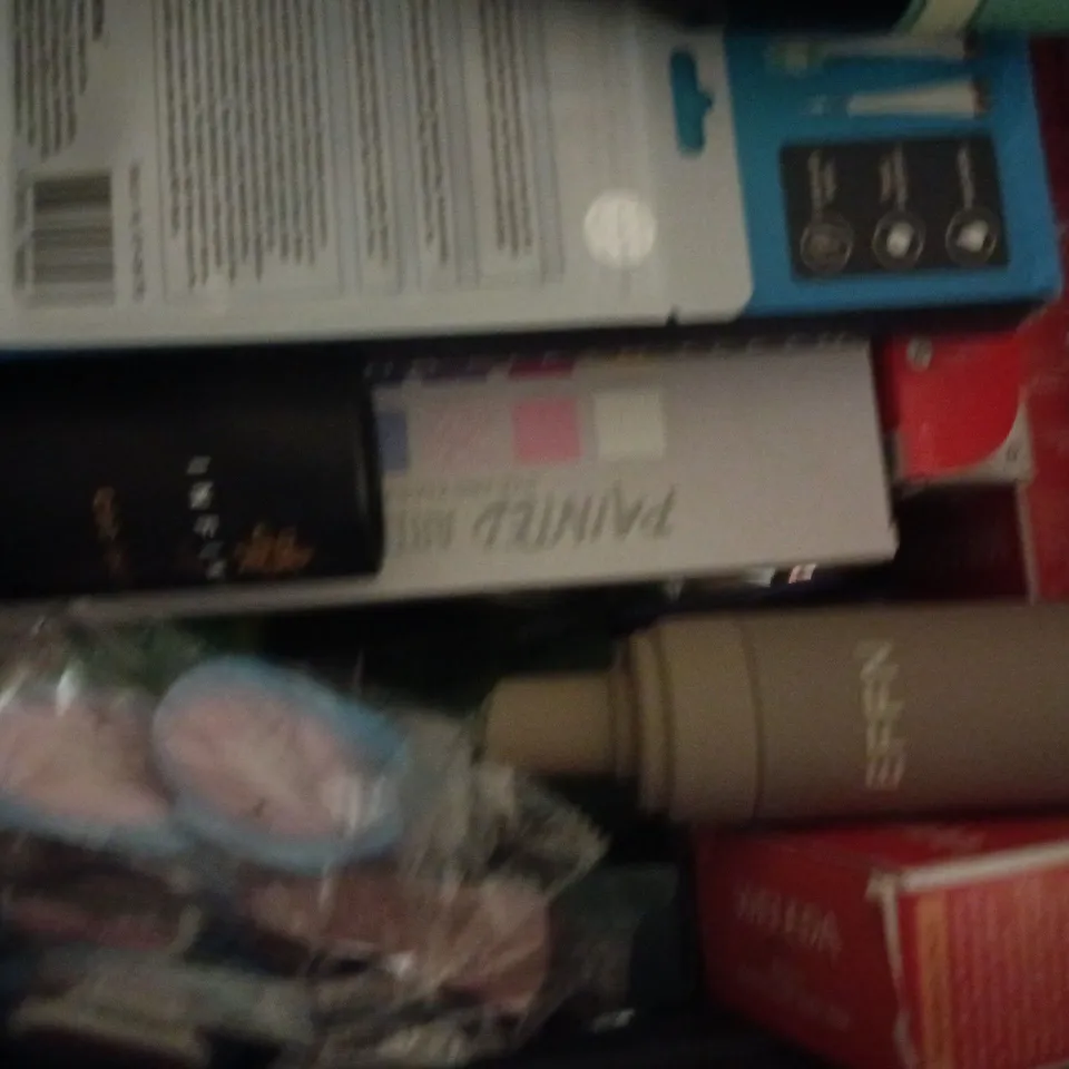 APPROXIMATELY 12 ASSORTED COSMETIC ITEMS TO INCLUDE LADY SHAVER, NEAL'S YARD, ETC - COLLECTION ONLY