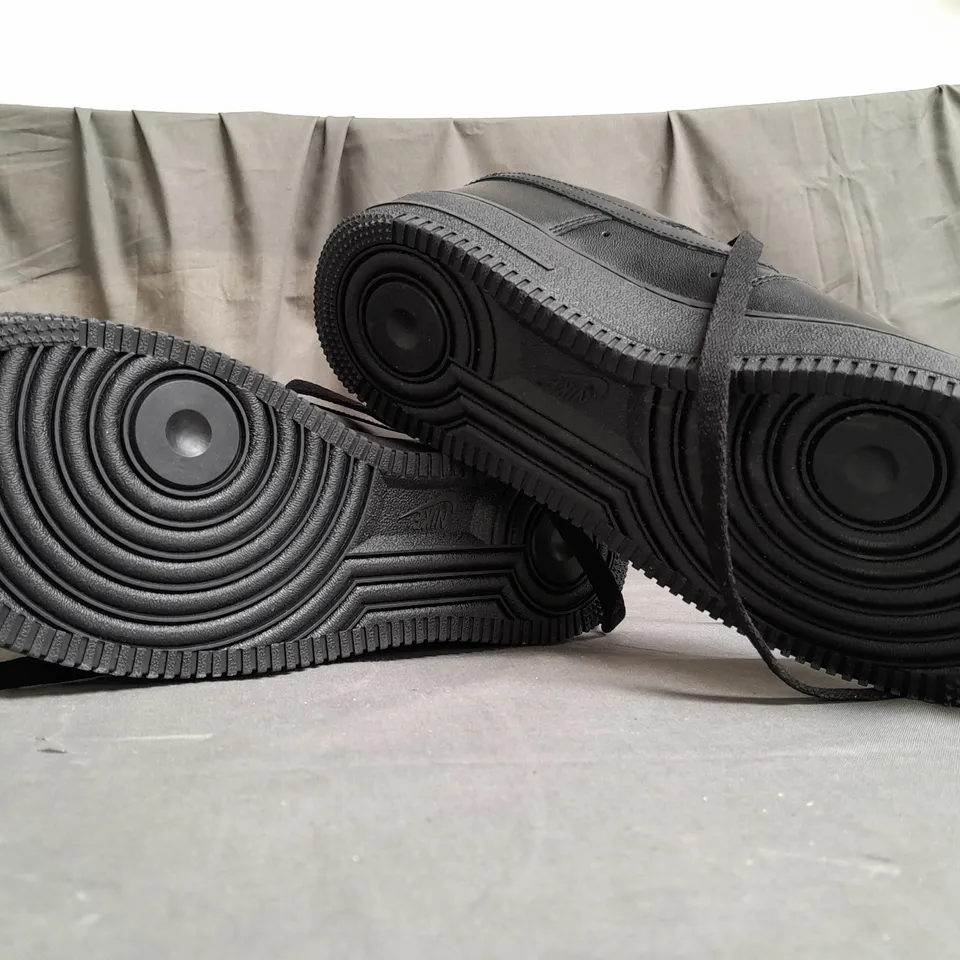 PAIR OF NIKE AIR FORCE 1 BLACK TRAINERS SIZE UK 8.5