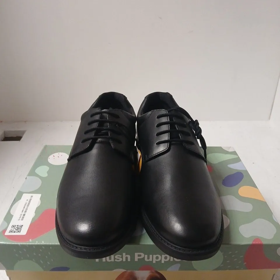 BOXED PAIR OF HUSH PUPPIES BLACK LEATHER OXFORD SHOES – UK 8