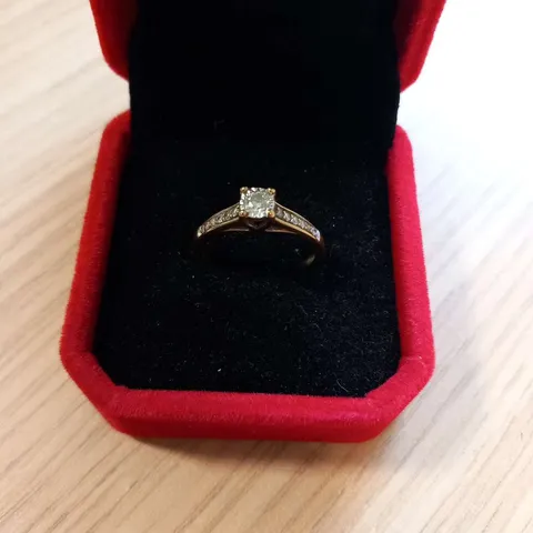 9CT YELLOW GOLD RING SET WITH A NATURAL DIAMOND TO THE CENTRE AND SHOULDERS