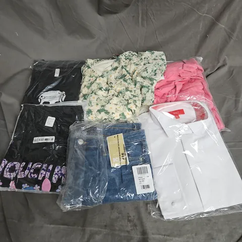 BOX OF APPROXIMATELY 20 ASSORTED CLOTHING ITEMS TO INCLUDE JEANS, TOPS, DRESS, ETC