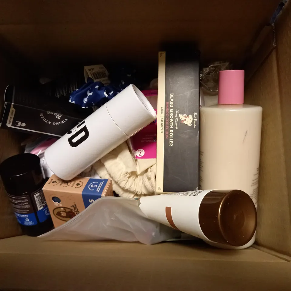 BOX OF APPROXIMATELY 20 ASSORTED COSMETICS TO INCLUDE BEARD GROWTH ROLLER, TANNING LOTION, SOAP GLORY BODY WASH ETC