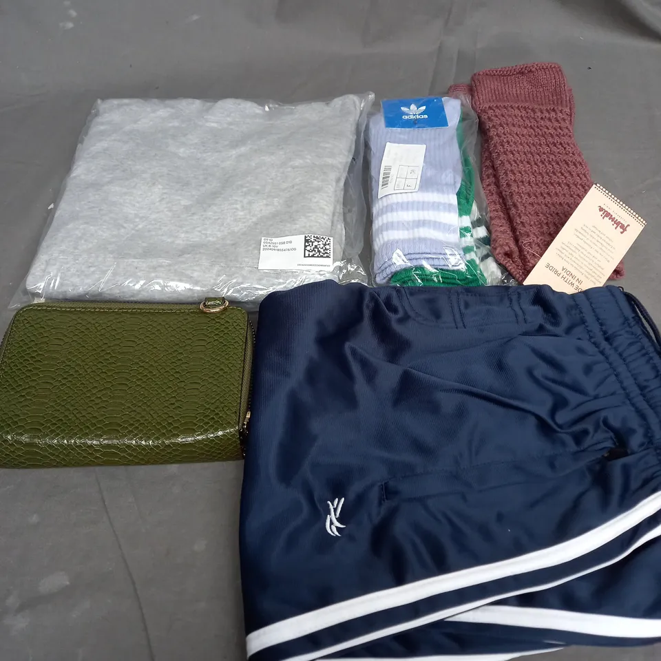 BOX OF APPROXIMATELY 25 ASSORTED CLOTHING ITEMS TO INCLUDE - SOCKS , BAG , PANTS ETC