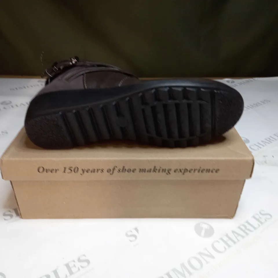 BOXED CUSHION WALK BUCKLE STRAP BOOT SIZE 6