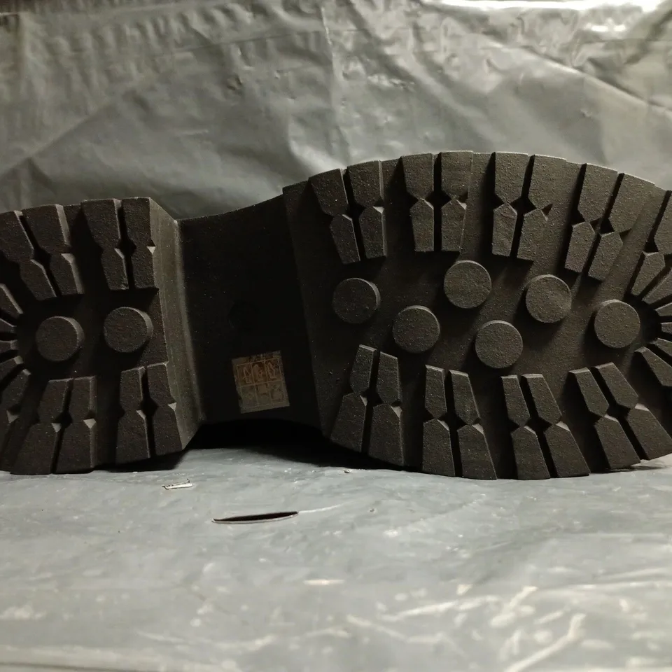 BOXED PAIR OF LONDON REBEL EMMA CHUNKY CHELSEA BOOTS IN BLACK SIZE UK 8