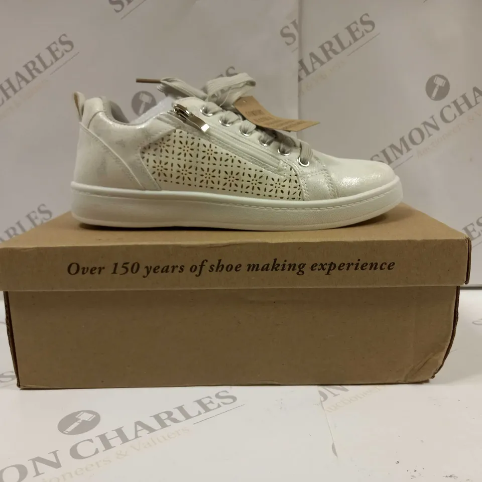 BOXED PAIR OF CUSHION WALK LASER CUT ZIP TRAINERS IN IVORY - SIZE 5