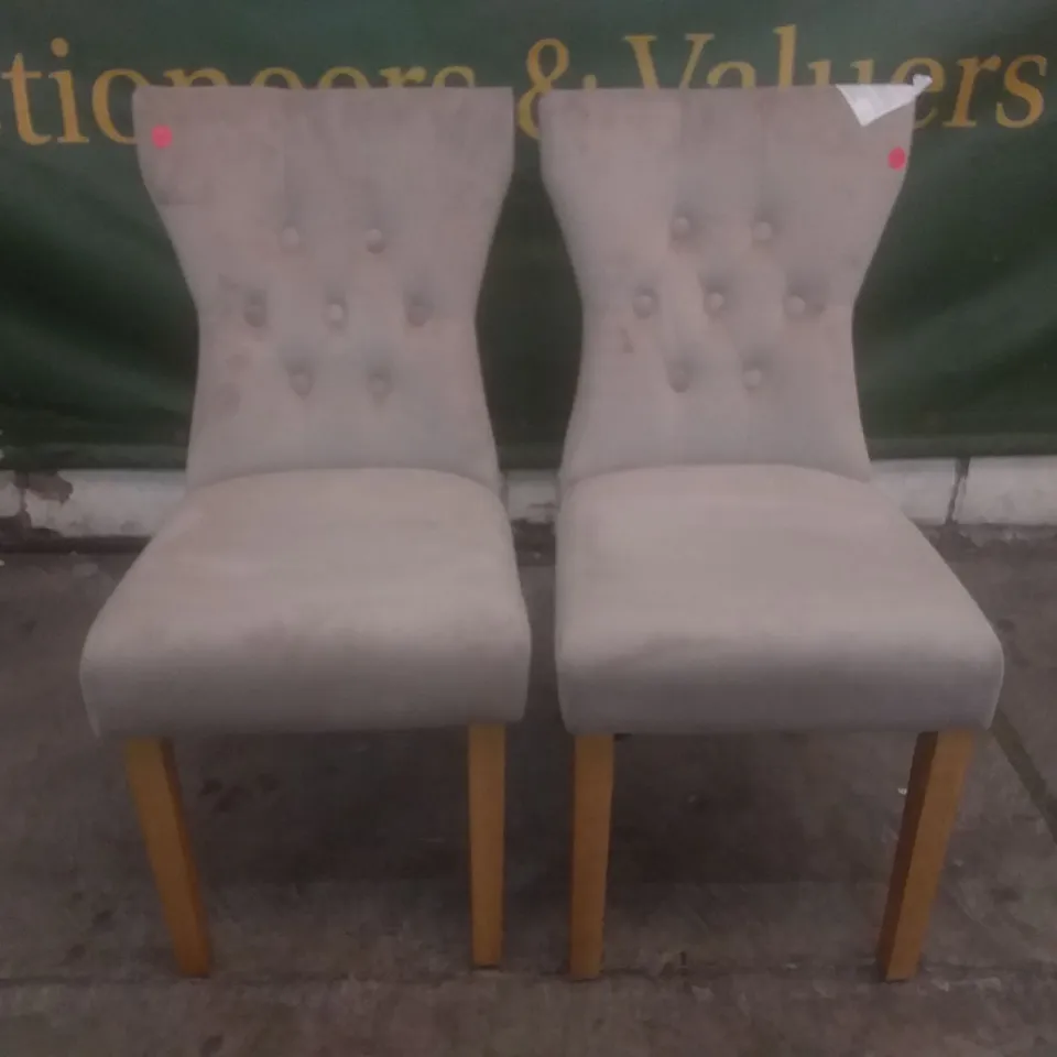 SET OF 2 BEWLEY MINK VELVET BUTTON BACK DINING CHAIRS (OAK LEG)