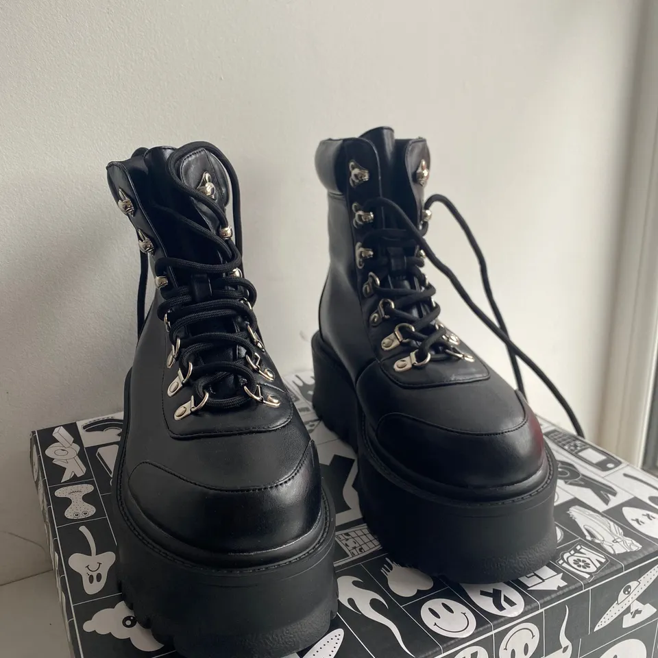 BOXED PAIR OF KOI HYDRA ALL-BLACK MATRIX PLATFORM BOOTS SIZE 5