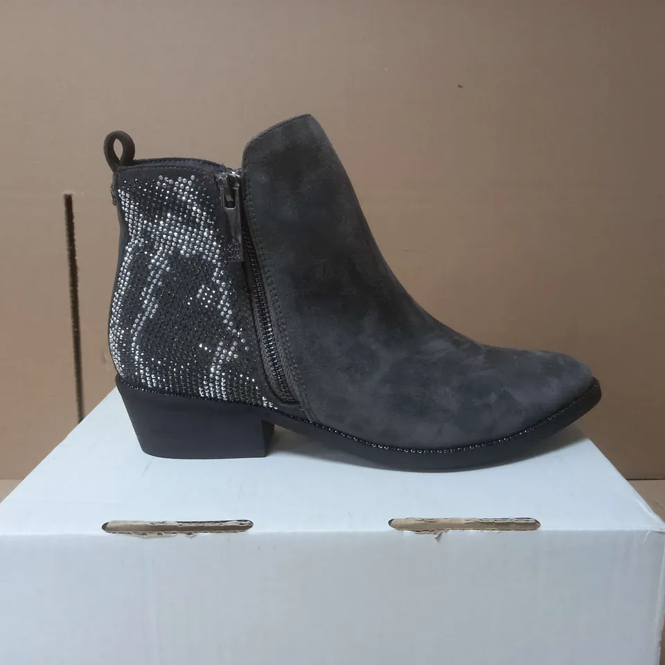 BOXED MODA IN PELLE DARK GREY HEEL BOOTS - UK 6