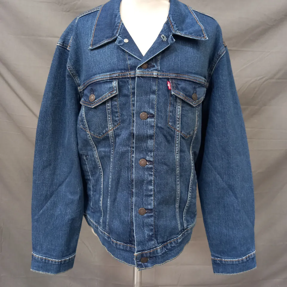 LEVI'S THE TRUCKER JACKET IN BLUE SIZE MEDIUM