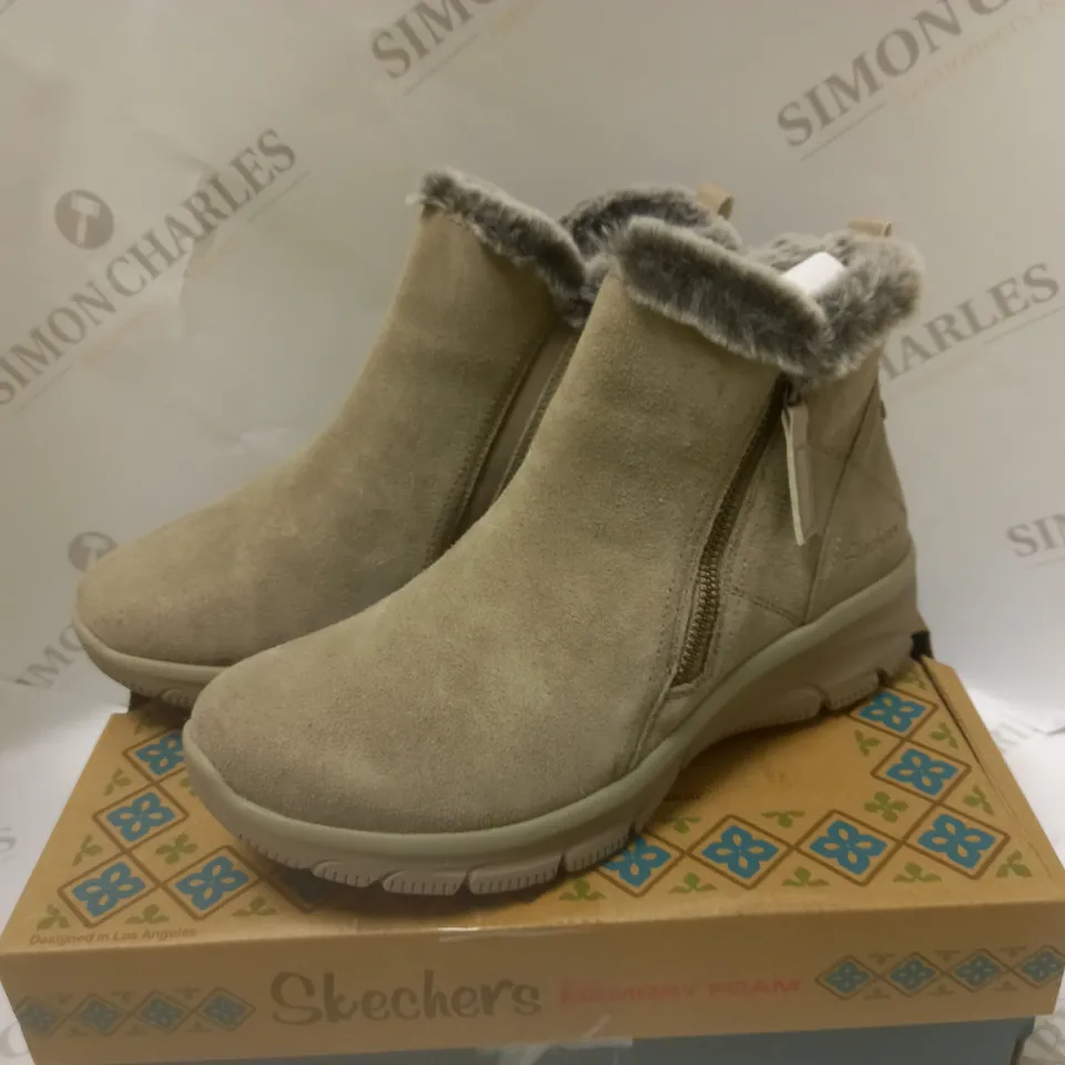 BOXED SKETCHERS MEMORY FOAM MUSHROOM HIGH ZIP BOOTS - SIZE 6