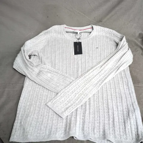 TOMMY HILFIGER ERCA MINI CABLE KNIT SWEATER IN LIGHT GREY HEATHER – SIZE XL
