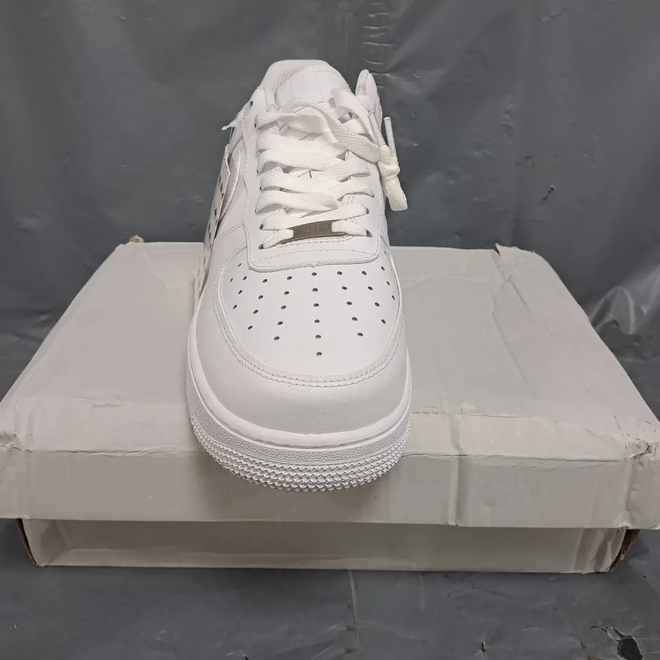 BOXED PAIR OF NIKE AIR FORCE 1 '07 SHOES IN WHITE SIZE UK 10