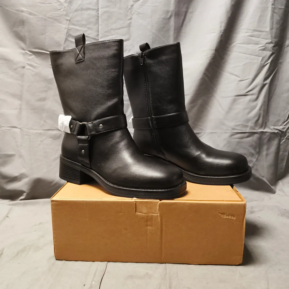 BOXED PAIR OF V BY VERY ANKLE BOOTS IN BLACK SIZE UK 7