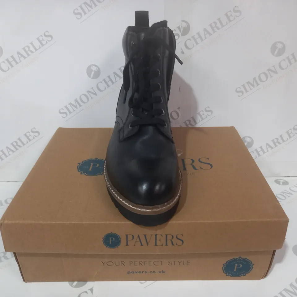 BOXED PAIR OF PAVERS ANKLE BOOTS IN BLACK SIZE 4