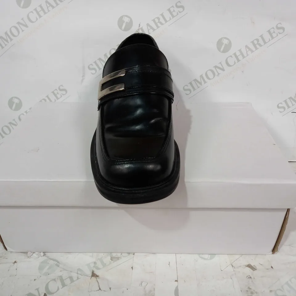 BOXED PAIR OF RED TAPE FORMAL LEATHER SHOES IN BLACK UK SIZE 6
