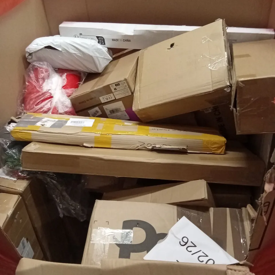 PALLET OF ASSORTED HOUSEHOLD GOODS AND PRODUCTS TO INCLUDE; DRYWALL SANDER, MINI VIBRATION PLATE, CHRISTMAS DECORATIONS ETC