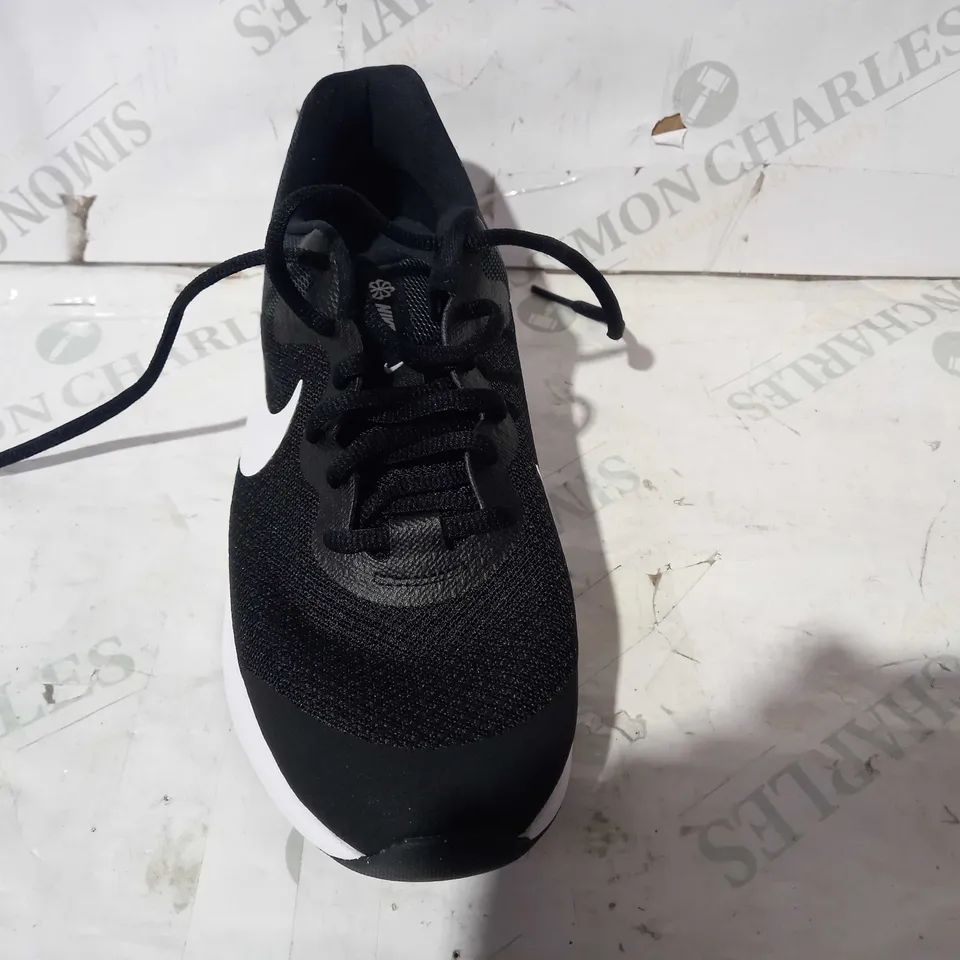 BOXED PAIR OF NIKE REVOLUTION 6 NN TRAINERS IN BLACK/WHITE UK SIZE 5.5