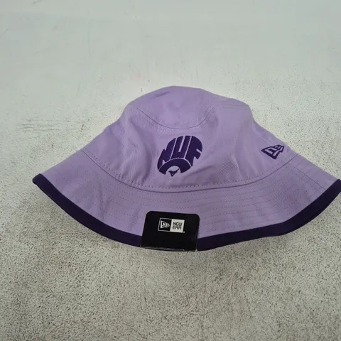 NEW ERA NEWCASTLE UNITED BUCKET HAT IN PURPLE