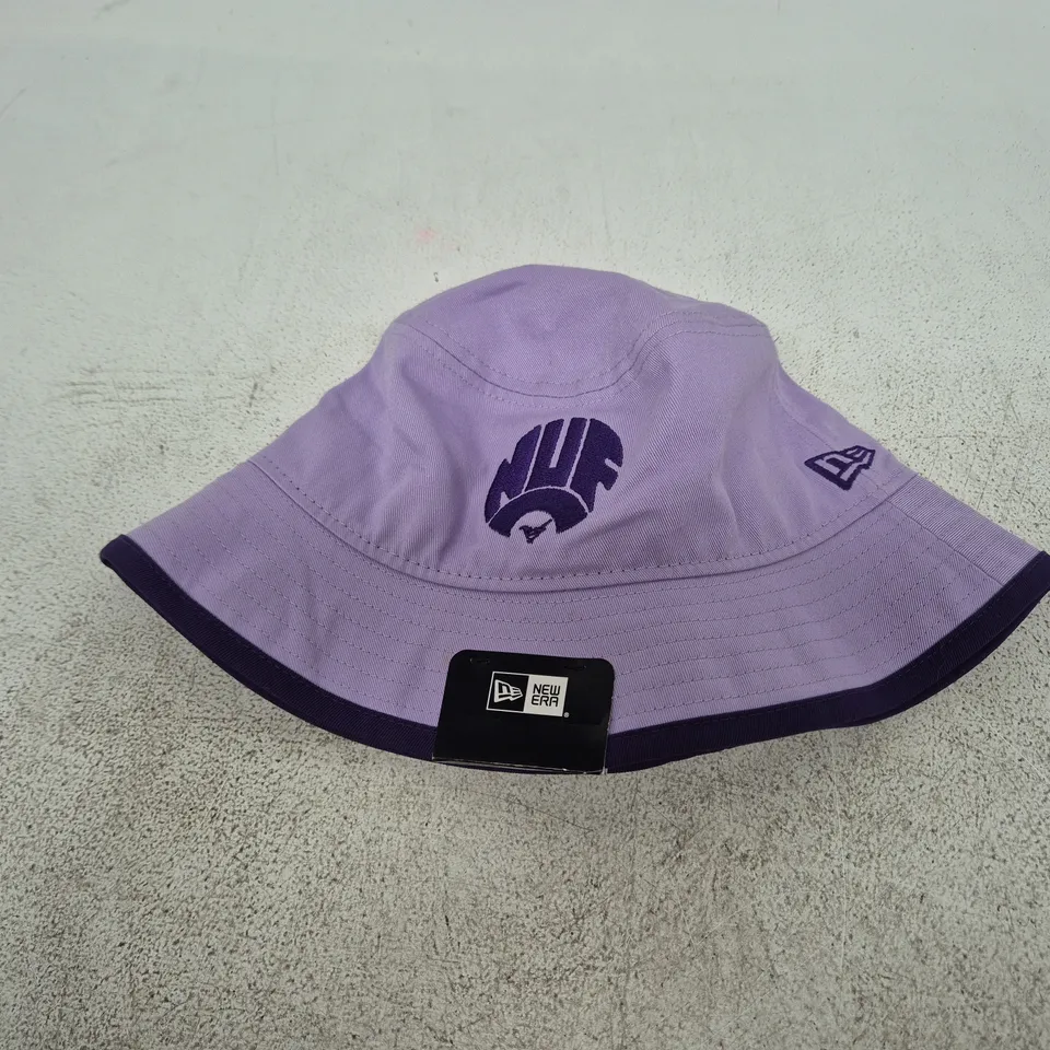 NEW ERA NEWCASTLE UNITED BUCKET HAT IN PURPLE
