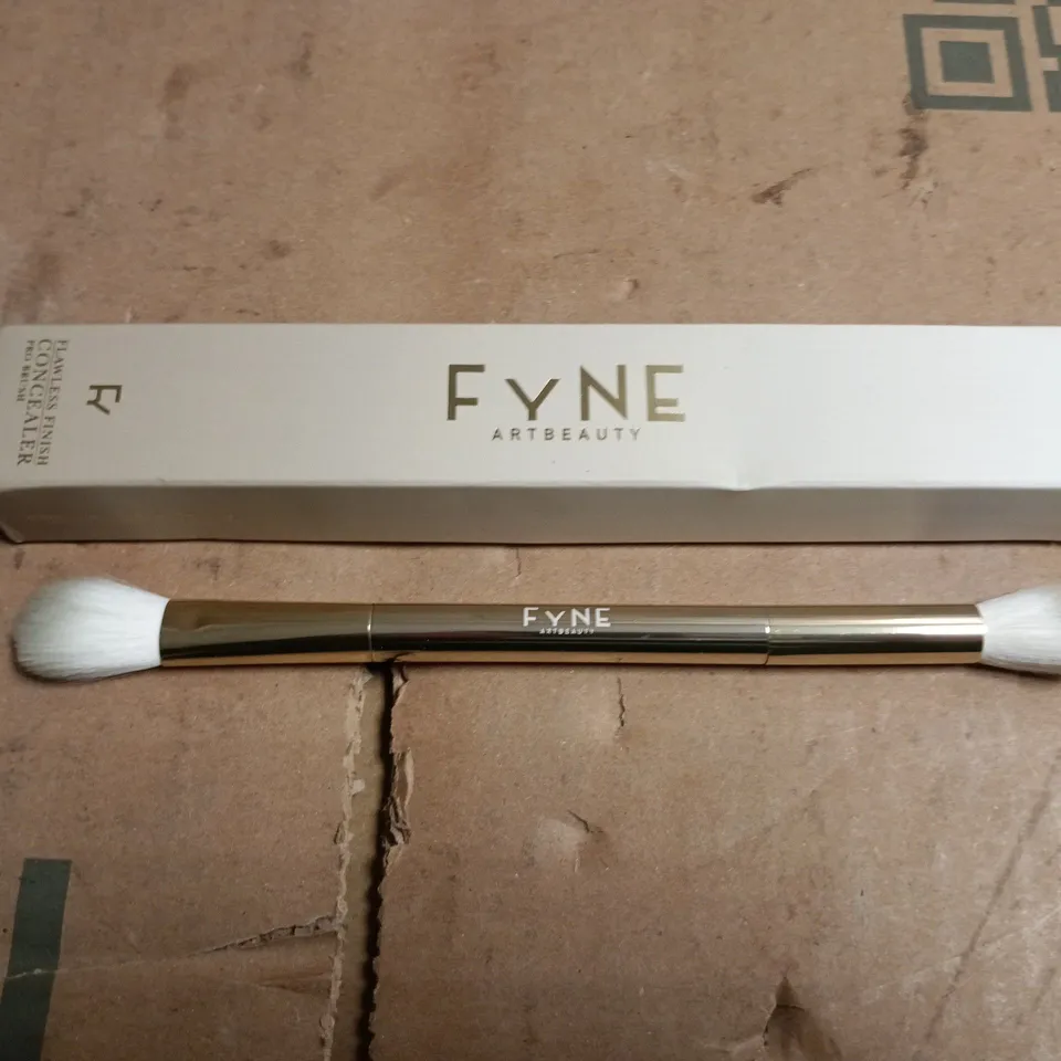 FYNE ART BEAUTY FLAWLESS FINISH CONCEALER PRO BRUSH
